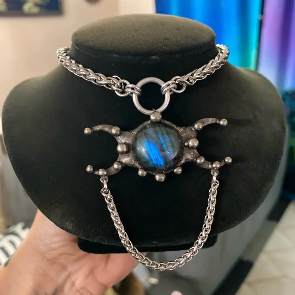 Dark blue iridescent labradorite stone triple moon charm boho goth necklace - Picture 4 of 12